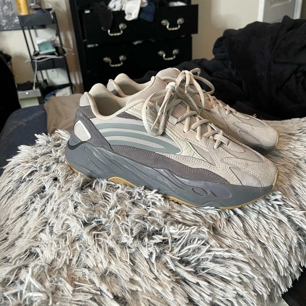 Yeezy 700 V2